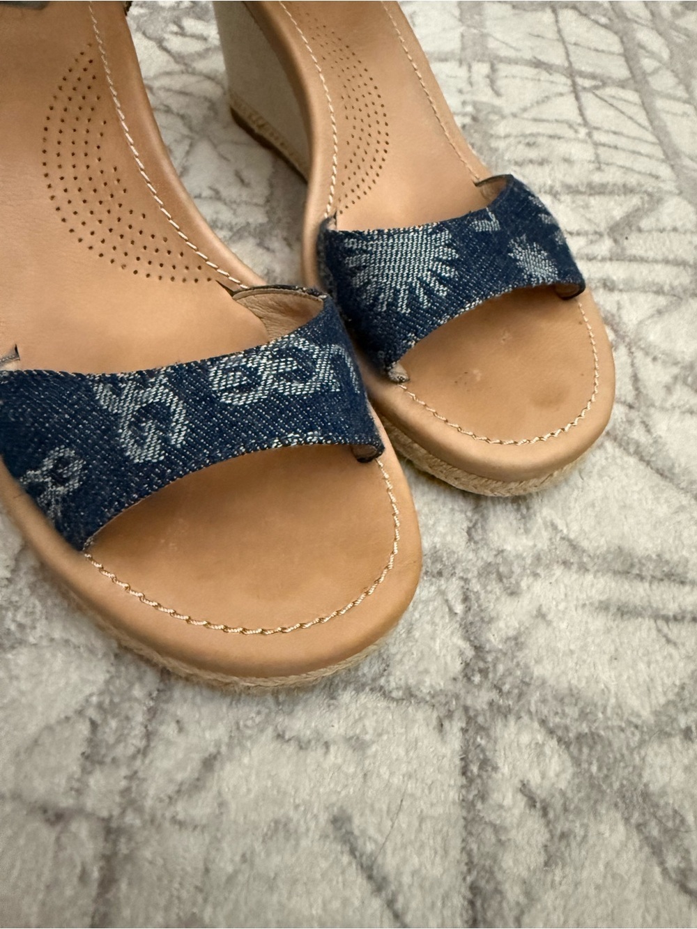 UGG Atasha Denim Wedge Sandals Size 8 Logo Jacquard Comfort Espadrille - Picture 8 of 10